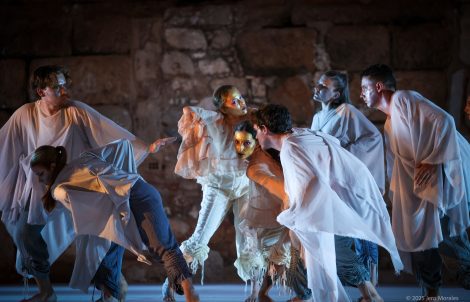 Escena del espectáculo de danza contemporánea Adelfa en el Templo de Diana.