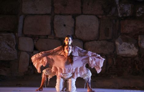 Escena del espectáculo de danza contemporánea Adelfa en el Templo de Diana.