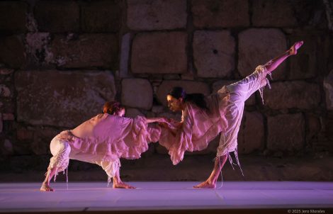 Escena del espectáculo de danza contemporánea Adelfa en el Templo de Diana.
