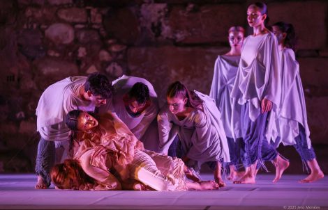 Escena del espectáculo de danza contemporánea Adelfa en el Templo de Diana.