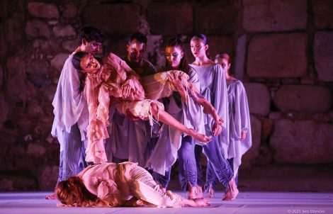 Escena del espectáculo de danza contemporánea Adelfa en el Templo de Diana.