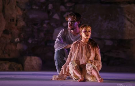 Escena del espectáculo de danza contemporánea Adelfa en el Templo de Diana.