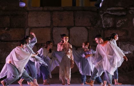 Escena del espectáculo de danza contemporánea Adelfa en el Templo de Diana.