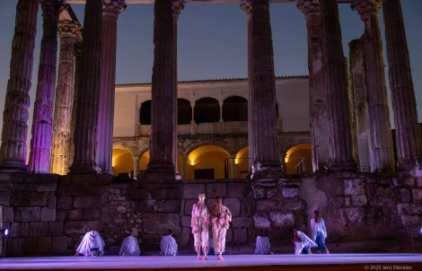 Escena del espectáculo de danza contemporánea Adelfa en el Templo de Diana.