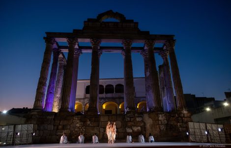 Escena del espectáculo de danza contemporánea Adelfa en el Templo de Diana.
