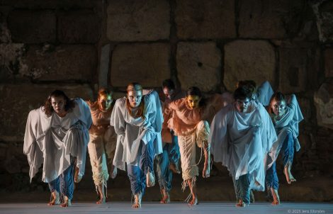 Escena del espectáculo de danza contemporánea Adelfa en el Templo de Diana.