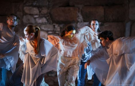 Escena del espectáculo de danza contemporánea Adelfa en el Templo de Diana.