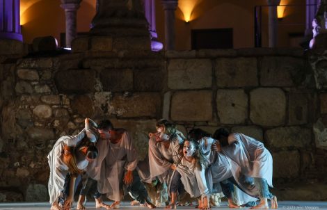 Escena del espectáculo de danza contemporánea Adelfa en el Templo de Diana.