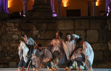 Escena del espectáculo de danza contemporánea Adelfa en el Templo de Diana.