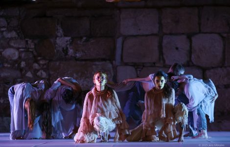 Escena del espectáculo de danza contemporánea Adelfa en el Templo de Diana.