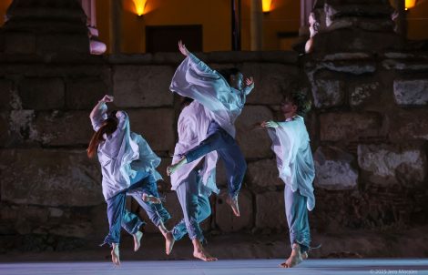 Escena del espectáculo de danza contemporánea Adelfa en el Templo de Diana.