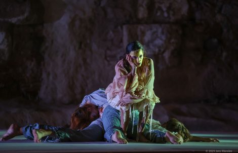 Escena del espectáculo de danza contemporánea Adelfa en el Templo de Diana.