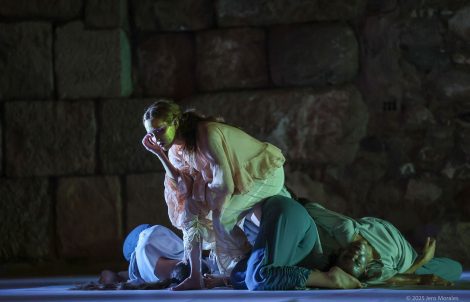 Escena del espectáculo de danza contemporánea Adelfa en el Templo de Diana.