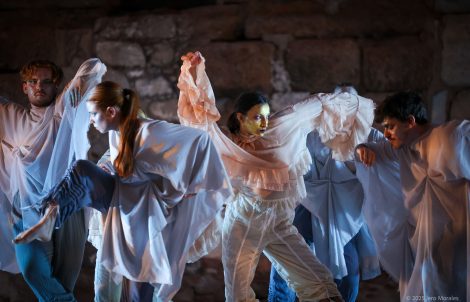 Escena del espectáculo de danza contemporánea Adelfa en el Templo de Diana.