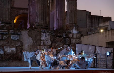 Escena del espectáculo de danza contemporánea Adelfa en el Templo de Diana.