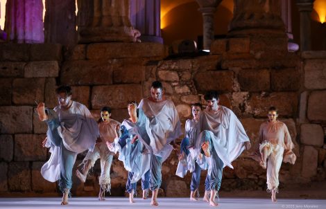 Escena del espectáculo de danza contemporánea Adelfa en el Templo de Diana.