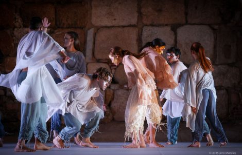 Escena del espectáculo de danza contemporánea Adelfa en el Templo de Diana.