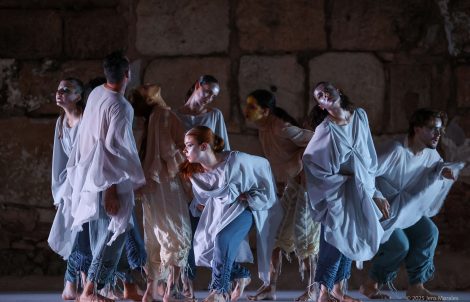 Escena del espectáculo de danza contemporánea Adelfa en el Templo de Diana.