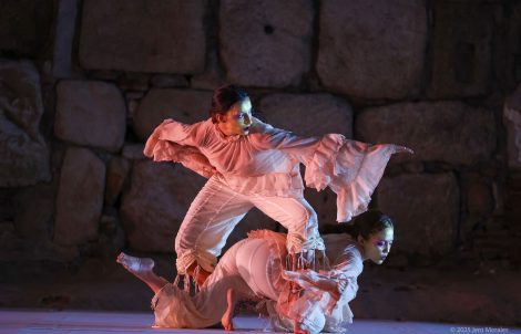 Escena del espectáculo de danza contemporánea Adelfa en el Templo de Diana.