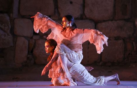 Escena del espectáculo de danza contemporánea Adelfa en el Templo de Diana.